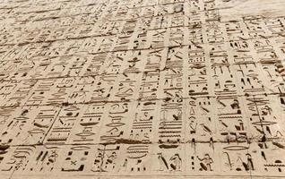 Jeroglíficos egipcios en el templo de Medinet Habu, Luxor, Egipto foto