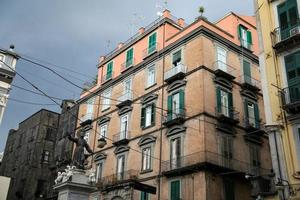 edificio en nápoles, italia foto