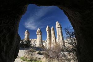 formaciones rocosas en el valle del amor, capadocia, nevsehir, turquía foto