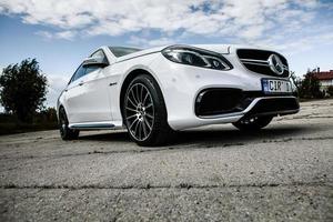 chisinau, moldavia, 02 de junio de 2020. festival del club mercedes benz en moldavia. mercedes benz e class w 212. amg e 63. foto editorial.