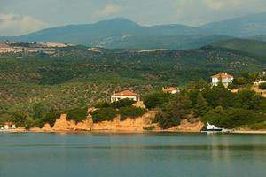 hermoso paisaje con naturaleza y mar en grecia foto