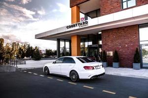 chisinau, moldavia, 02 de junio de 2020. festival del club mercedes benz en moldavia. mercedes benz e class w 212. amg e 63. foto editorial.