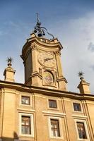 torre del reloj sobre un edificio en roma, italia foto