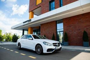 chisinau, moldavia, 02 de junio de 2020. festival del club mercedes benz en moldavia. mercedes benz e class w 212. amg e 63. foto editorial.