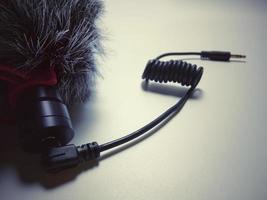 micrófono negro con cabello gris usado para grabar sonido de fondo borroso estilo vintage foto