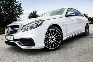 chisinau, moldavia, 02 de junio de 2020. festival del club mercedes benz en moldavia. mercedes benz e class w 212. amg e 63. foto editorial.