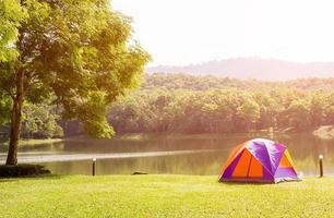 carpas domo acampando en el camping del bosque foto