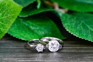 joyería boda anillos de diamantes en negro foto