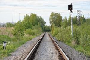 rieles de ida sin transporte en medio de la naturaleza foto