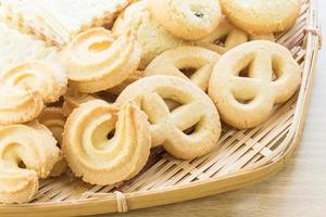 galletas en cuenco de bambú foto