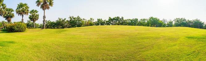 césped verde panorama en un campo de golf foto