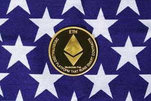 moneda de oro ethereum en la bandera de estados unidos foto