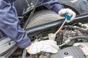 mecánico de automóviles comprobar el motor del coche foto