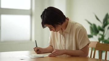 uma mulher praticando uma caneta pincel video
