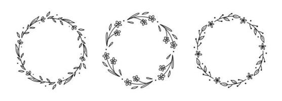 conjunto de corona floral aislado sobre fondo blanco. marcos redondos con flores y hojas. ilustración vectorial dibujada a mano en estilo garabato. perfecto para tarjetas, invitaciones, decoraciones, logo. vector