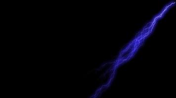 rayos realistas aislados en fondo negro con destellos azules brillantes, relámpagos, tormenta eléctrica en la noche, tormenta eléctrica en la noche video