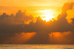 cielo dorado por la mañana en el mar foto