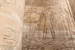 jeroglíficos egipcios en el templo de luxor, luxor, egipto foto