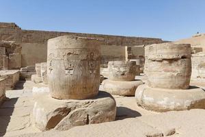 columnas en el templo de medinet habu en luxor, egipto foto