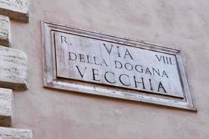 via della dogana vecchia street sign en roma, italia foto