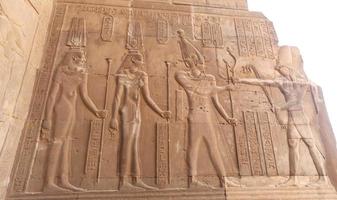 escena del templo de kom ombo en aswan, egipto foto