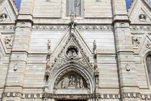 fachada de la catedral de nápoles en nápoles, italia foto