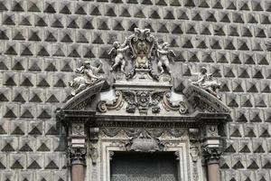 iglesia gesu nuovo en nápoles, italia foto