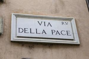 via della pace street sign en roma, italia foto