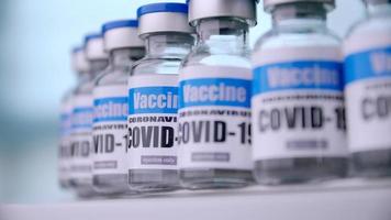 viales de vidrio para la vacuna covid-19 en laboratorio. grupo de botellas de vacuna contra el coronavirus. medicamento en ampollas. foto
