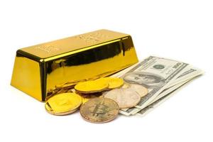 bitcoins dorados de nuevo dinero digital, dólares estadounidenses y lingotes de oro sobre fondo blanco foto