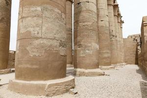 columnas en el templo de luxor, luxor, egipto foto