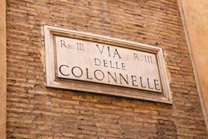 via delle colonnelle street sign en roma, italia foto