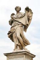 ángel con la estatua del sudario en el puente hadriano, roma, italia foto