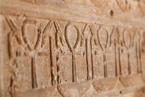 jeroglíficos en el templo de karnak, luxor, egipto foto