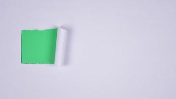 Stop-Motion, zerrissene Papierübergänge auf grünem Hintergrund video