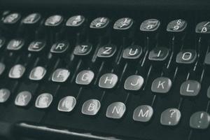 el teclado de una vieja máquina de escribir retro en una foto ruidosa es estilo y vintage, de cerca.