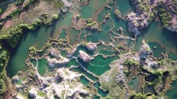 vista aérea de cima para baixo lago de água azul na colina do sapo, guar petai, penang. video