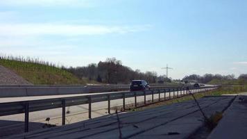 vista alle auto che guidano sull'autostrada tedesca. video