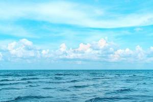 tranquilas vistas al mar con nubes blancas y un concepto relajante de cielo azul, hermoso fondo tropical para el paisaje de viaje foto