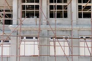 andamios en el sitio de construcción de un edificio foto