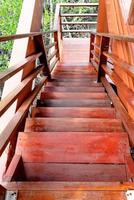 escalera de madera marrón hacia abajo foto