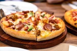 pizza en mesa de madera en restaurante
