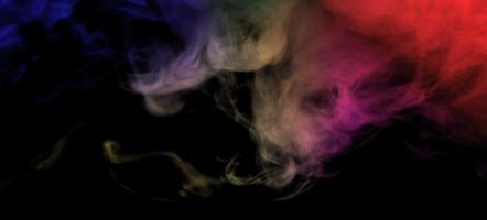 humo colorido abstracto aislado sobre fondo negro, polvo de arco iris foto