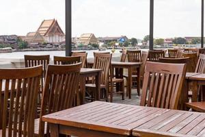 juego de mesa de comedor al aire libre con el lado del río chao phraya foto