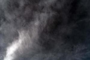 nube blanca y fondo de textura de cielo negro foto