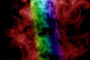 humo abstracto aislado sobre fondo negro, polvo de arco iris foto