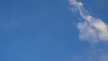 nube blanca y fondo de cielo azul con espacio de copia foto