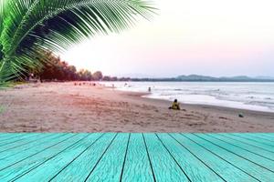 mesa de madera con paisaje de playa desenfoque de fondo foto