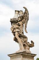 ángel con la estatua de la columna en el puente hadrian, roma, italia foto