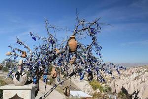 árbol de perlas de mal de ojo en el valle de las palomas, capadocia, nevsehir, turquía foto